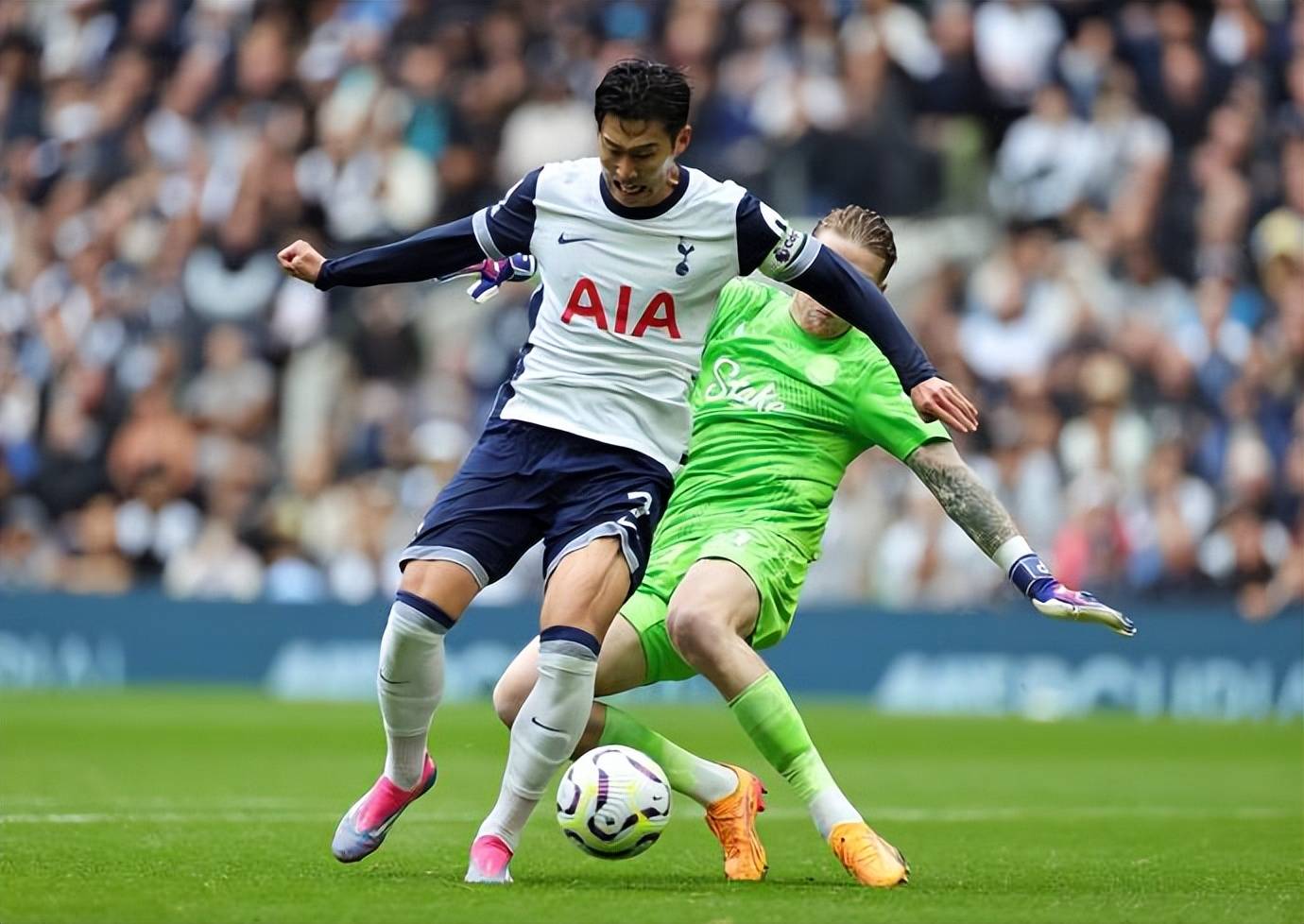 赛前体能课后，阿贾克斯回应争议备战英超，赛场秩序良好，赛季目标并未改变(fm2019最强中场)